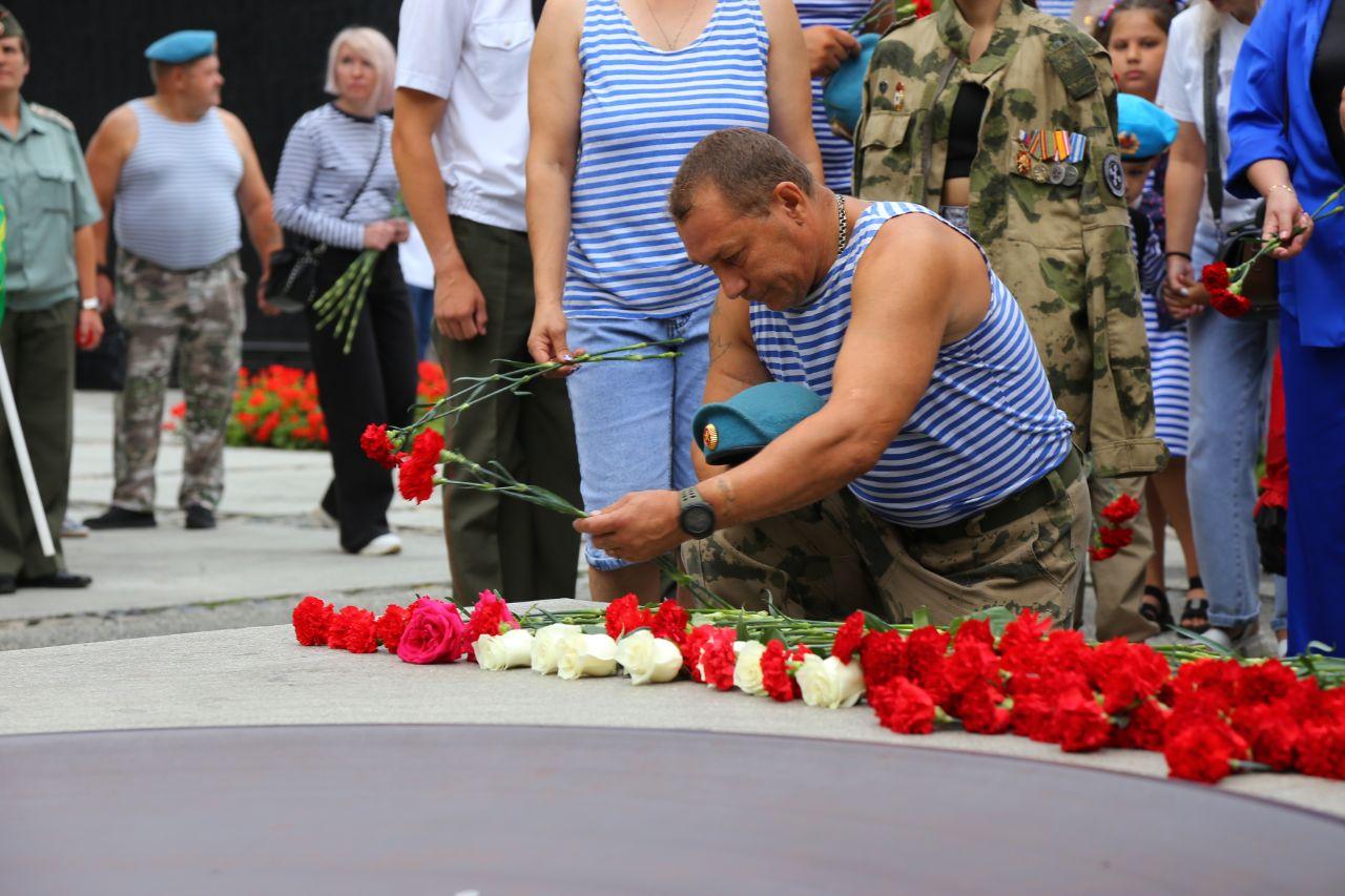 Фото Десантники в фонтанах и колонны машин. Что происходит на улицах Новосибирска в День ВДВ. ОНЛАЙН 4